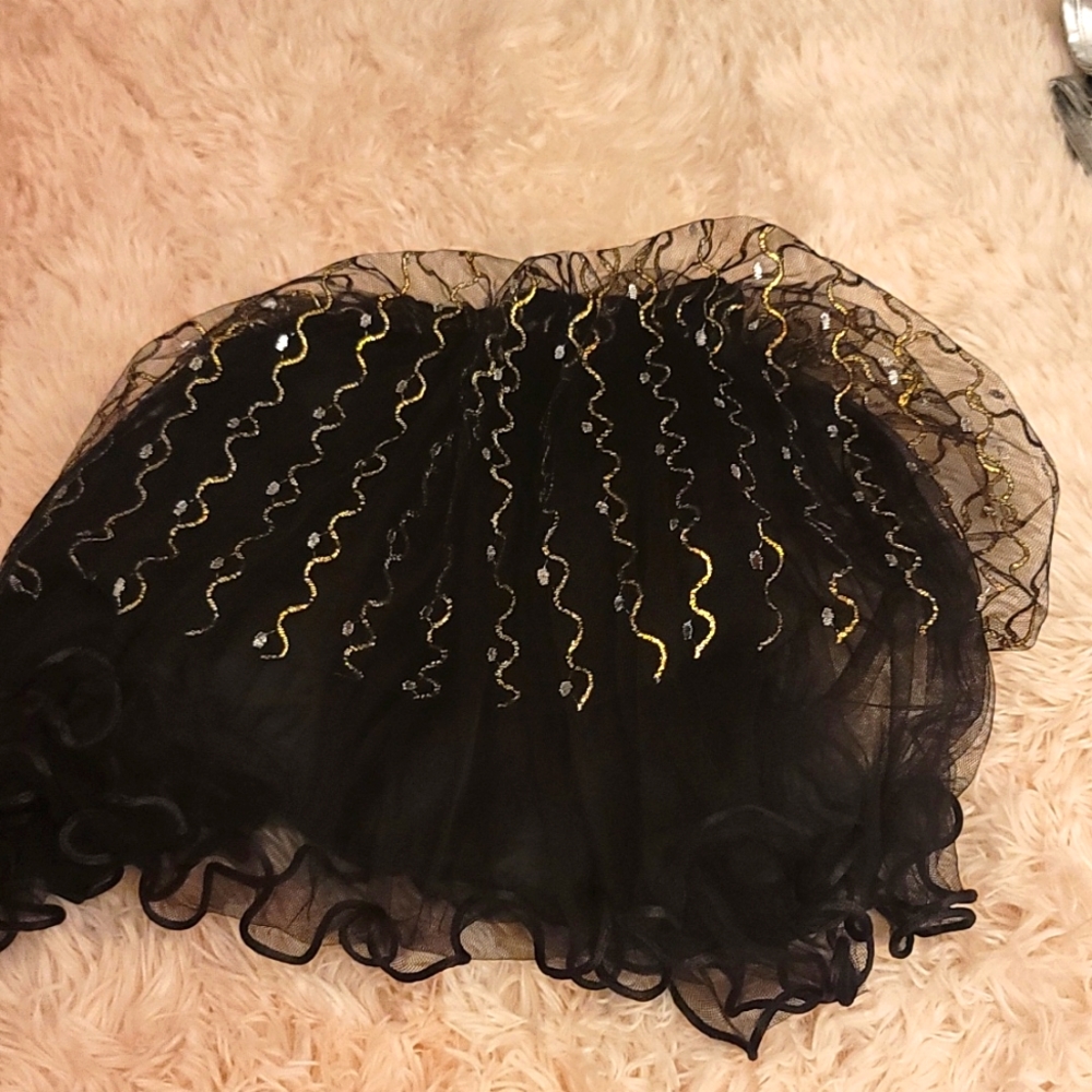 Tutu skirt black and gold..size 5